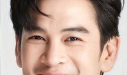 ชาคริต แย้มนาม